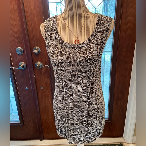 Ellen Tracy Tops - Ellen Tracey XL sleeveless black & white tunic top
